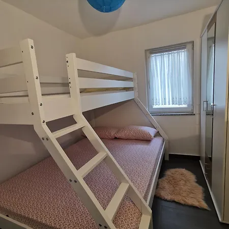 Kuca Odmah Do Plaze Apartamento Zadar